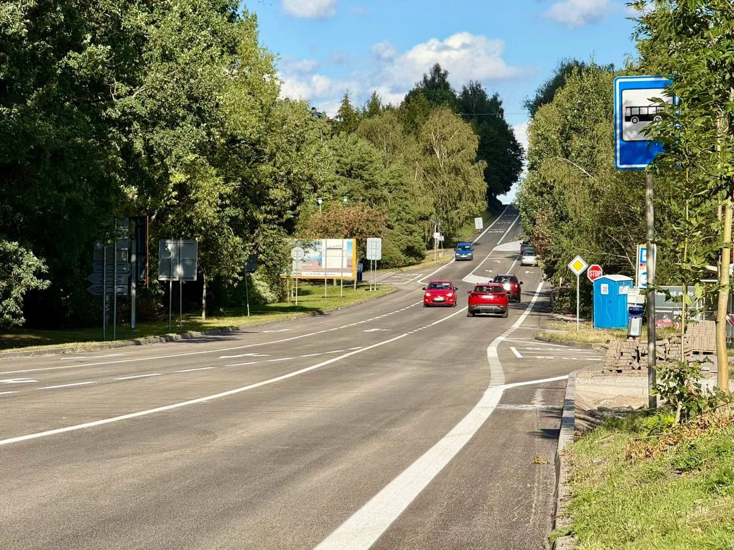 Brněnská ulice je opět otevřená, přibyl v ní jízdní pruh pro autobusy