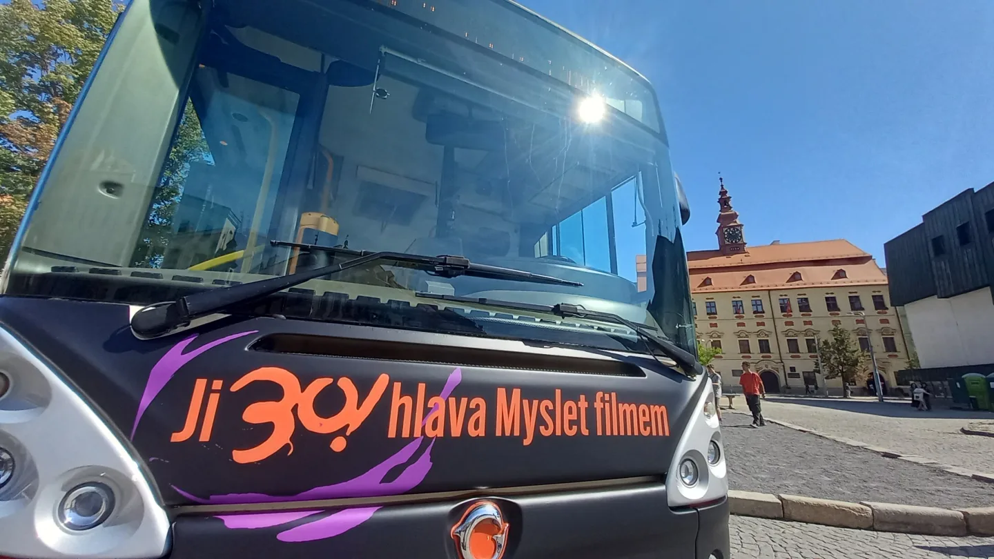 FOTO: Dokumentární Ji.hlava slaví 30, na jihlavském náměstí představila autobus