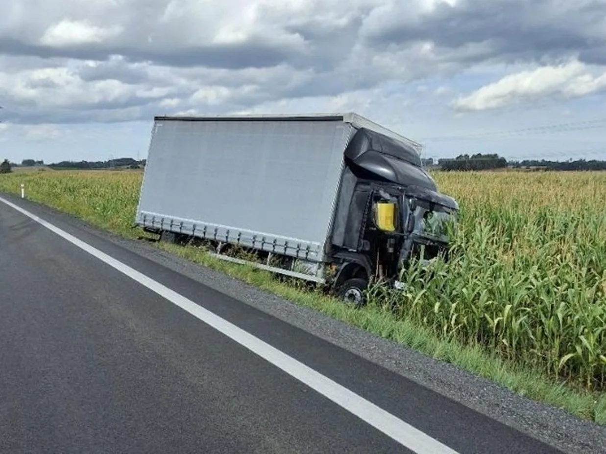 Řidička kamionu nezvládla u Knyku řízení, vyjela do pole s kukuřicí