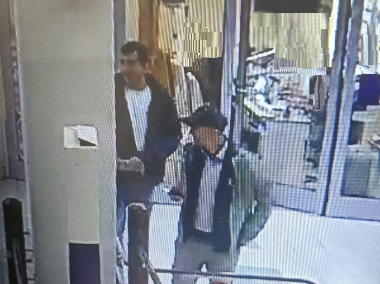 FOTO: V jihlavském Tescu někdo ukradl box s penězi. Poznáte dvojici na fotce?