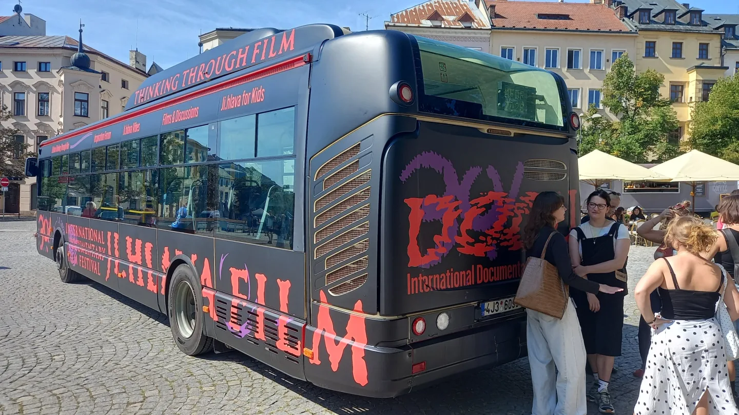 FOTO: Dokumentární Ji.hlava slaví 30, na jihlavském náměstí představila autobus
