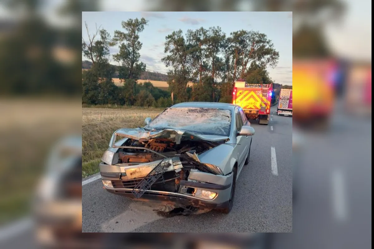 Na Třebíčsku se srazilo auto s traktorem. Jeden z řidičů musel do nemocnice