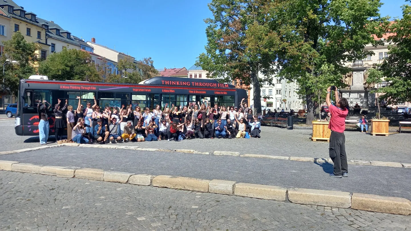 FOTO: Dokumentární Ji.hlava slaví 30, na jihlavském náměstí představila autobus