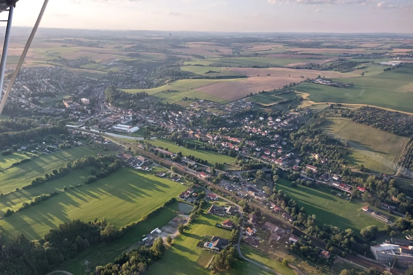 FOTO: Luka nad Jihlavou vypadají z výšky úplně jinak. O víkendu tam bude pouť