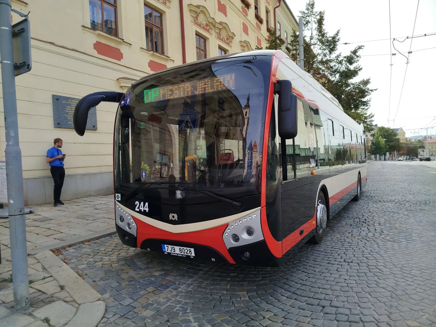 FOTO, VIDEO: V Jihlavě jsou tři nové autobusy, řidič dobíhající cestující nevidí