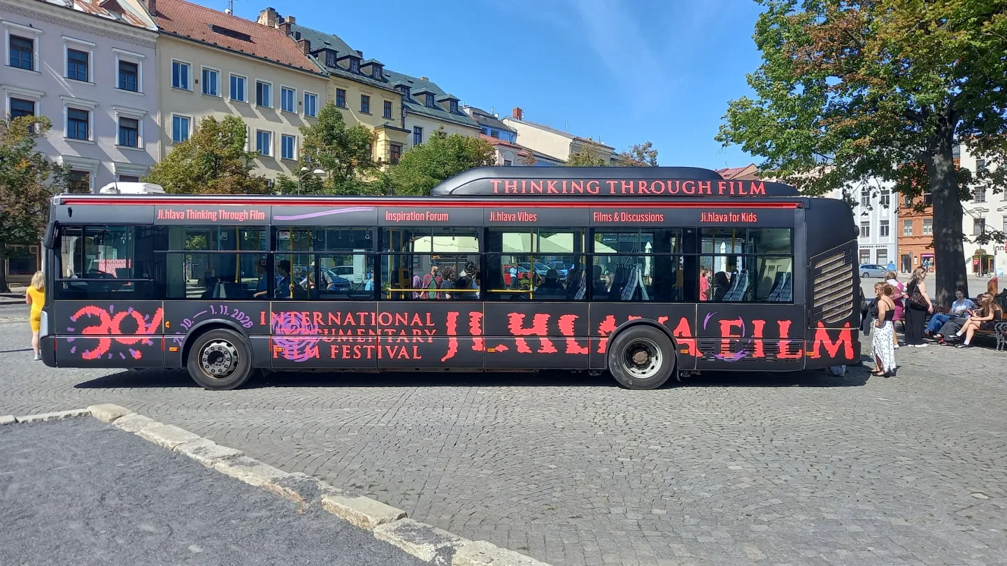 FOTO: Dokumentární Ji.hlava slaví 30, na jihlavském náměstí představila autobus