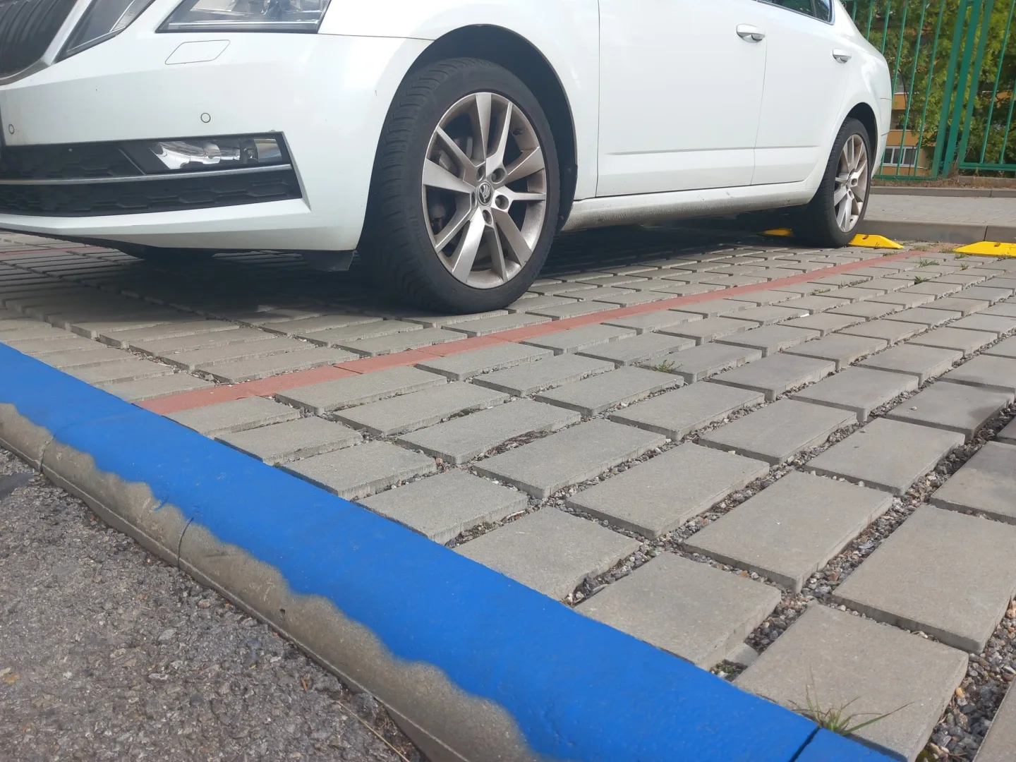 Auto v servisu nemůže využívat zaplacené parkovací místo, kritizuje řidič z Jihlavy