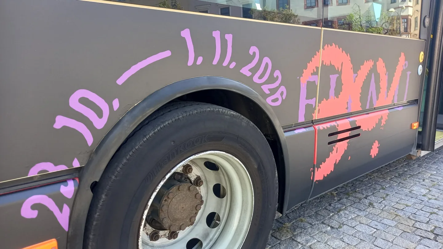 FOTO: Dokumentární Ji.hlava slaví 30, na jihlavském náměstí představila autobus