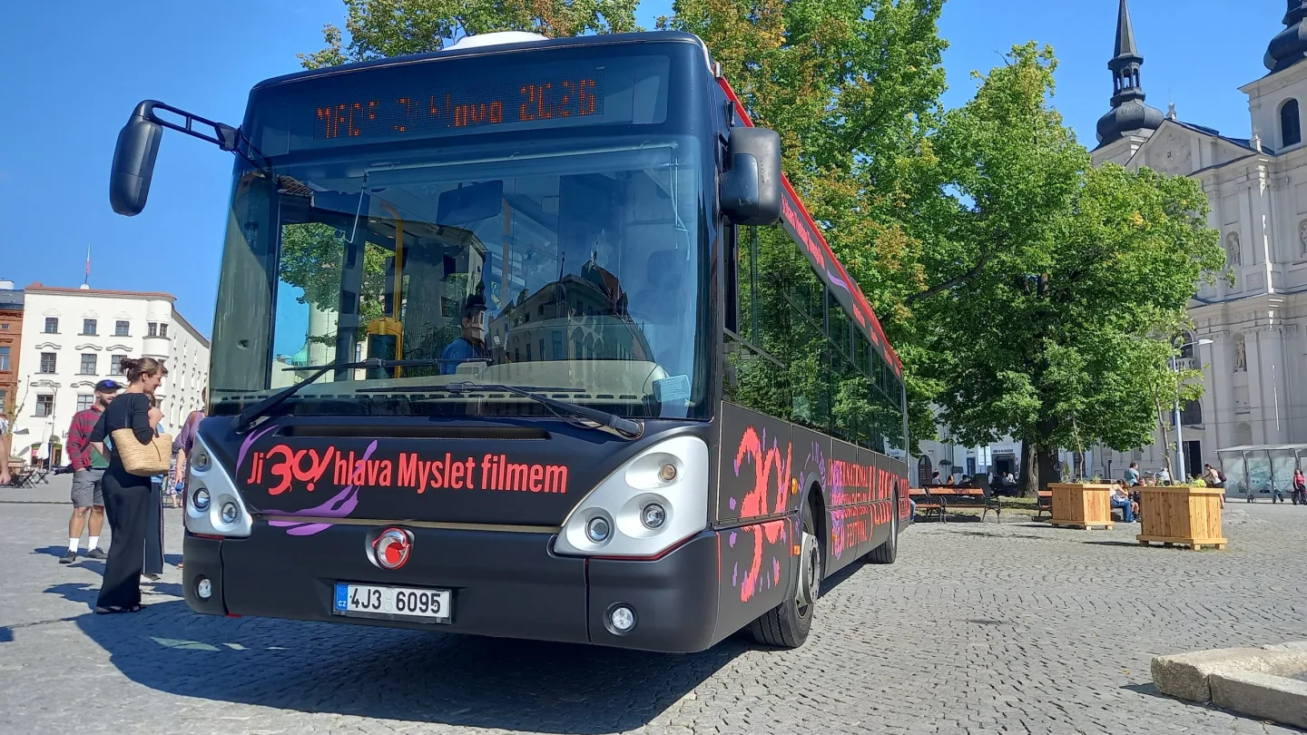 FOTO: Dokumentární Ji.hlava slaví 30, na jihlavském náměstí představila autobus