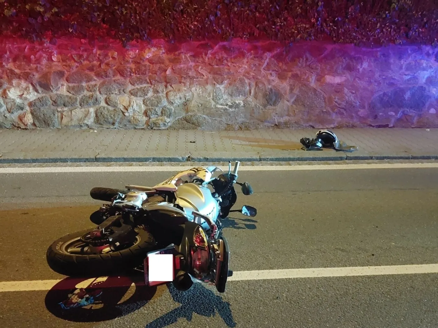 Noční nehoda ve Velkém Meziříčí: Sedmnáctiletý motorkář skončil v nemocnici