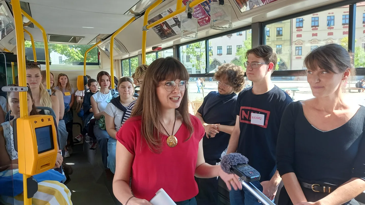 FOTO: Dokumentární Ji.hlava slaví 30, na jihlavském náměstí představila autobus