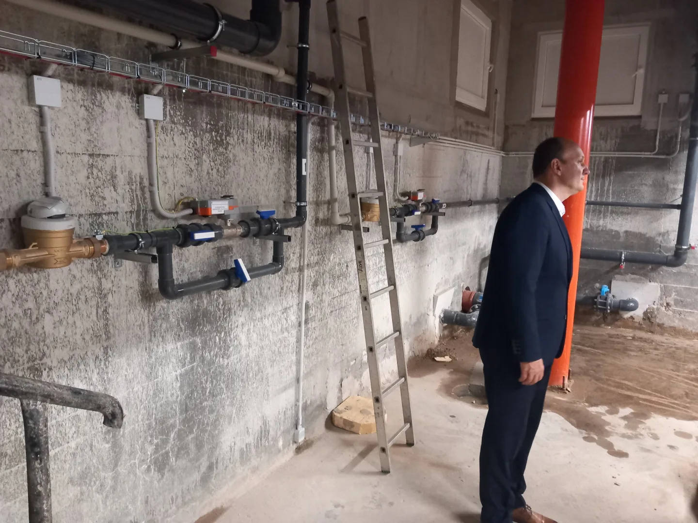 VIDEO: Jihlavský bazén je po největší rekonstrukci v historii. Závod vyhrál primátor