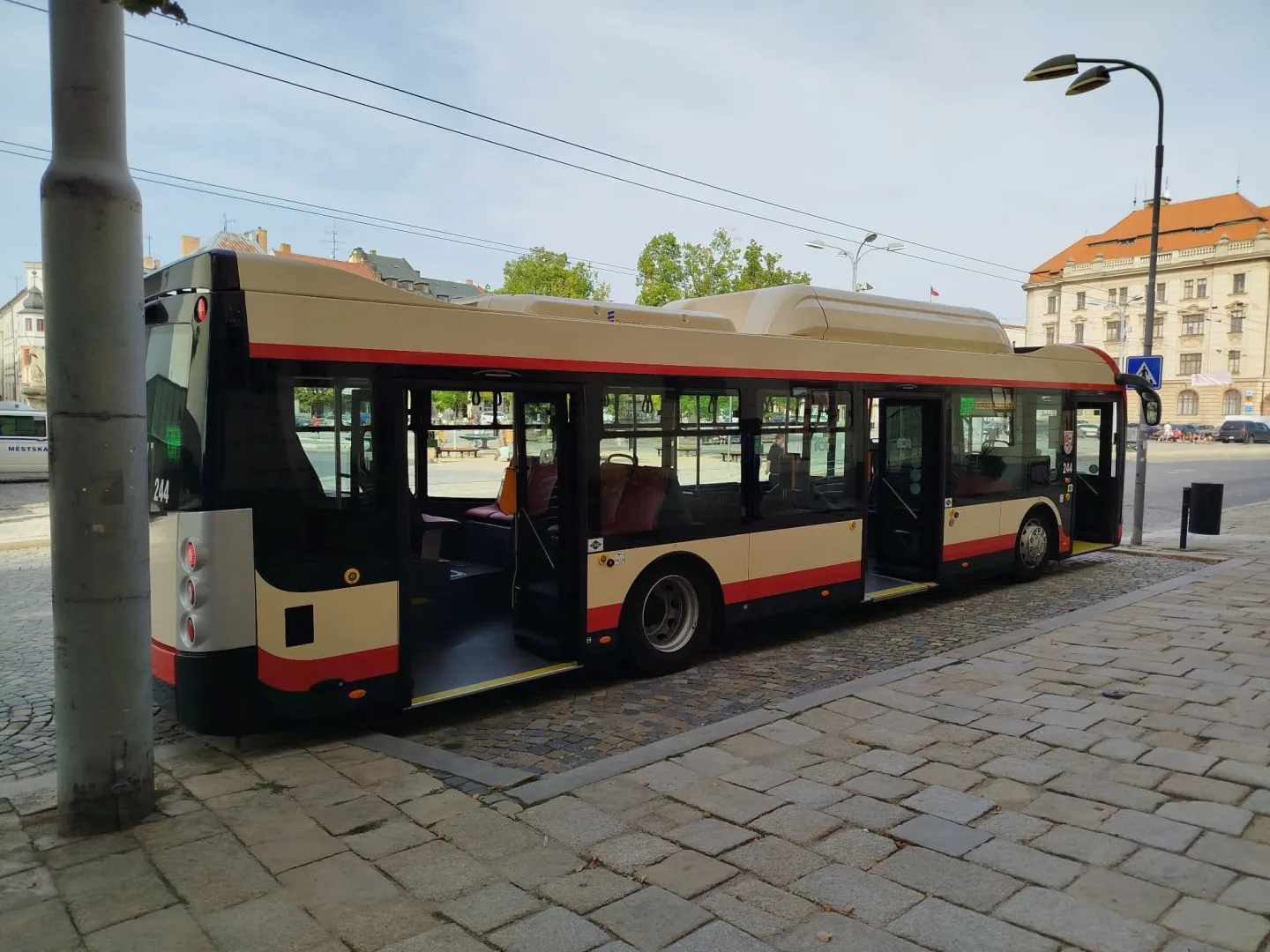 FOTO, VIDEO: V Jihlavě jsou tři nové autobusy, řidič dobíhající cestující nevidí