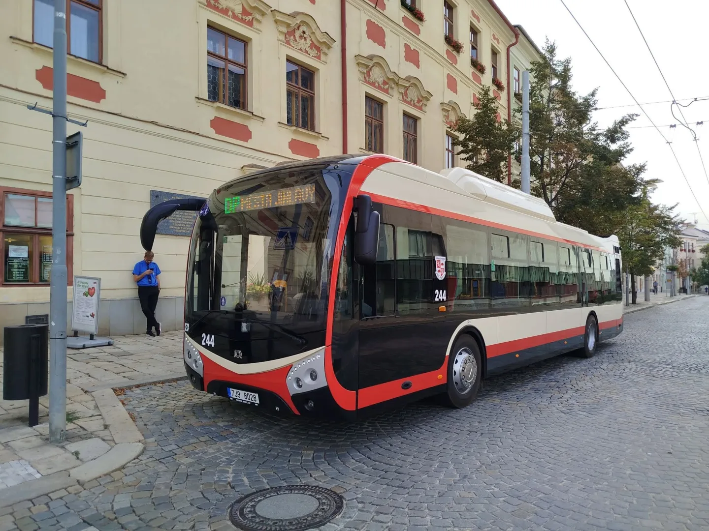 FOTO, VIDEO: V Jihlavě jsou tři nové autobusy, řidič dobíhající cestující nevidí
