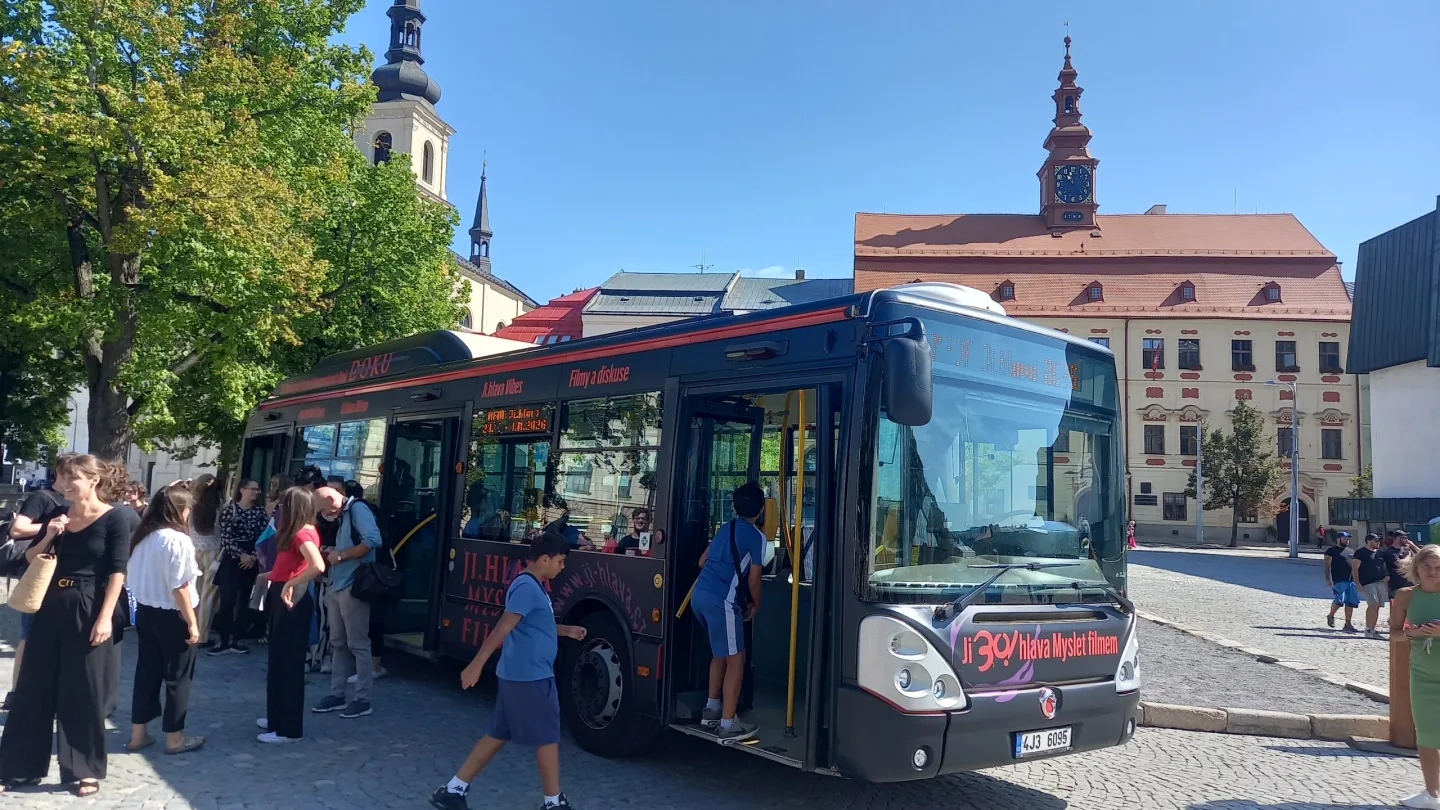 FOTO: Dokumentární Ji.hlava slaví 30, na jihlavském náměstí představila autobus