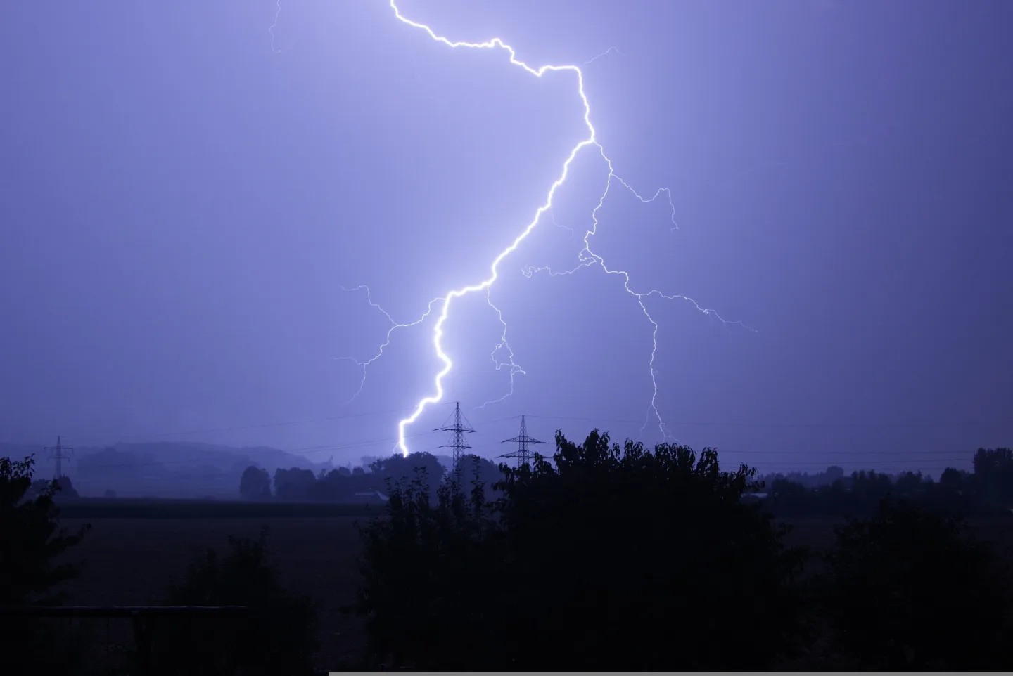 Přes Jihlavsko přešla supercela s blesky, počasí zastavilo vlaky. Nebezpečí trvá