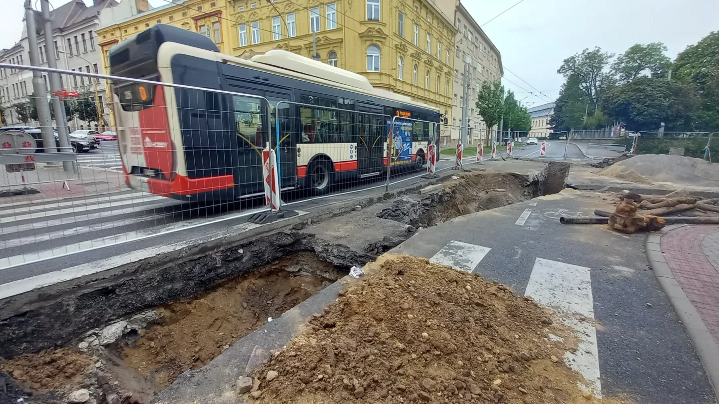 FOTO, VIDEO: Uzavírka křižovatky Tolstého a třídy Legionářů už platí i pro MHD