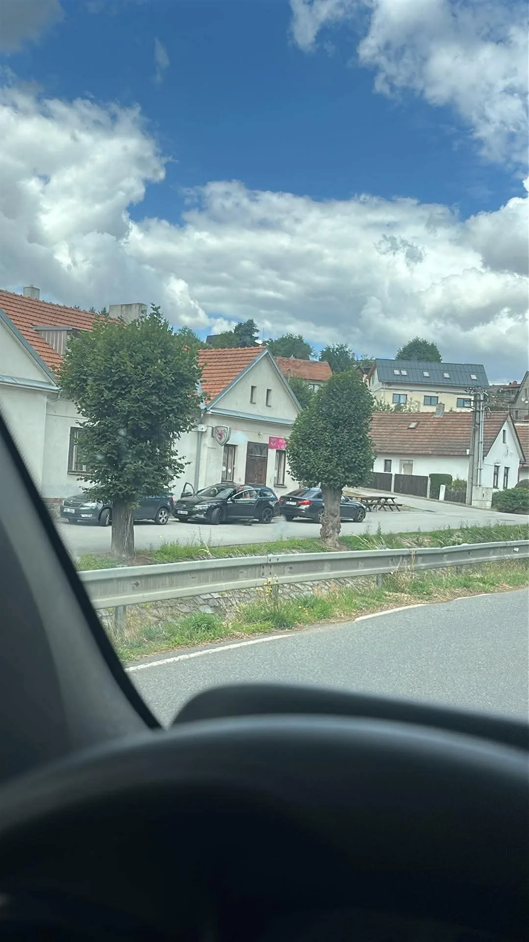 Bylo to jako Kobra 11 v Lukách, popsal hostinský, který sledoval policejní zásah