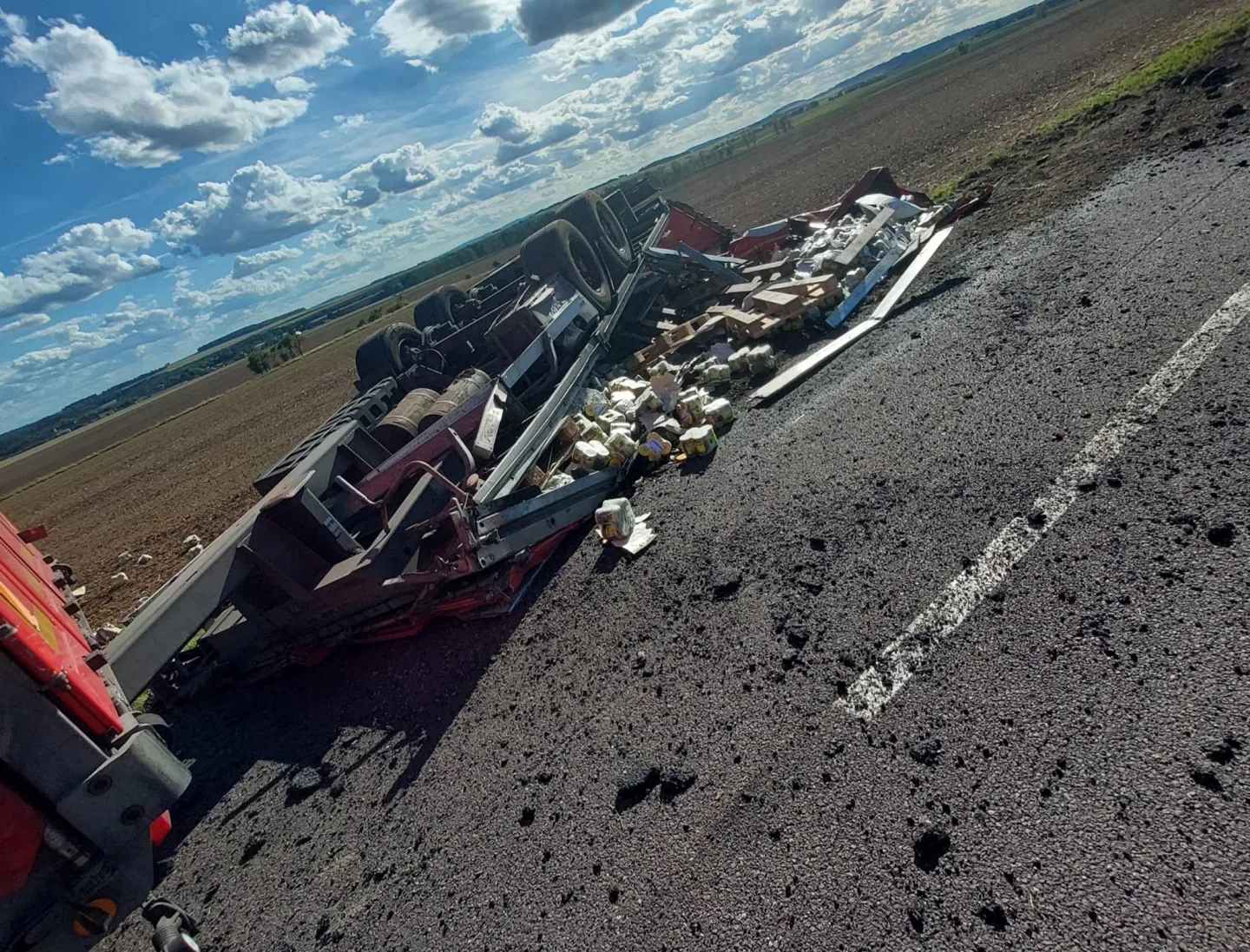 Na Třebíčsku havarovalo nákladní auto, sklenice se vysypaly na silnici