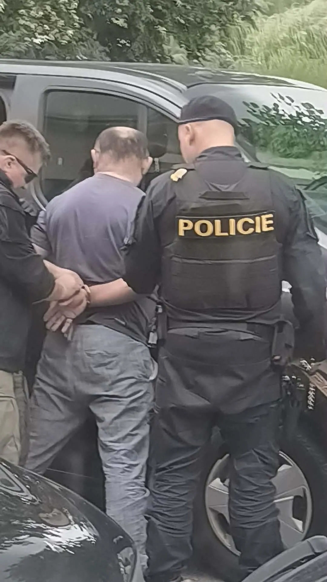 Bylo to jako Kobra 11 v Lukách, popsal hostinský, který sledoval policejní zásah