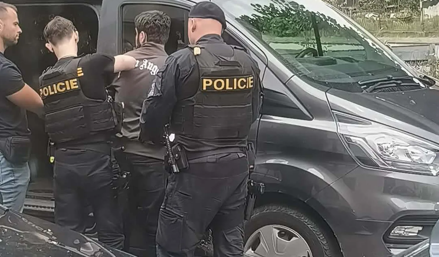 Bylo to jako Kobra 11 v Lukách, popsal hostinský, který sledoval policejní zásah