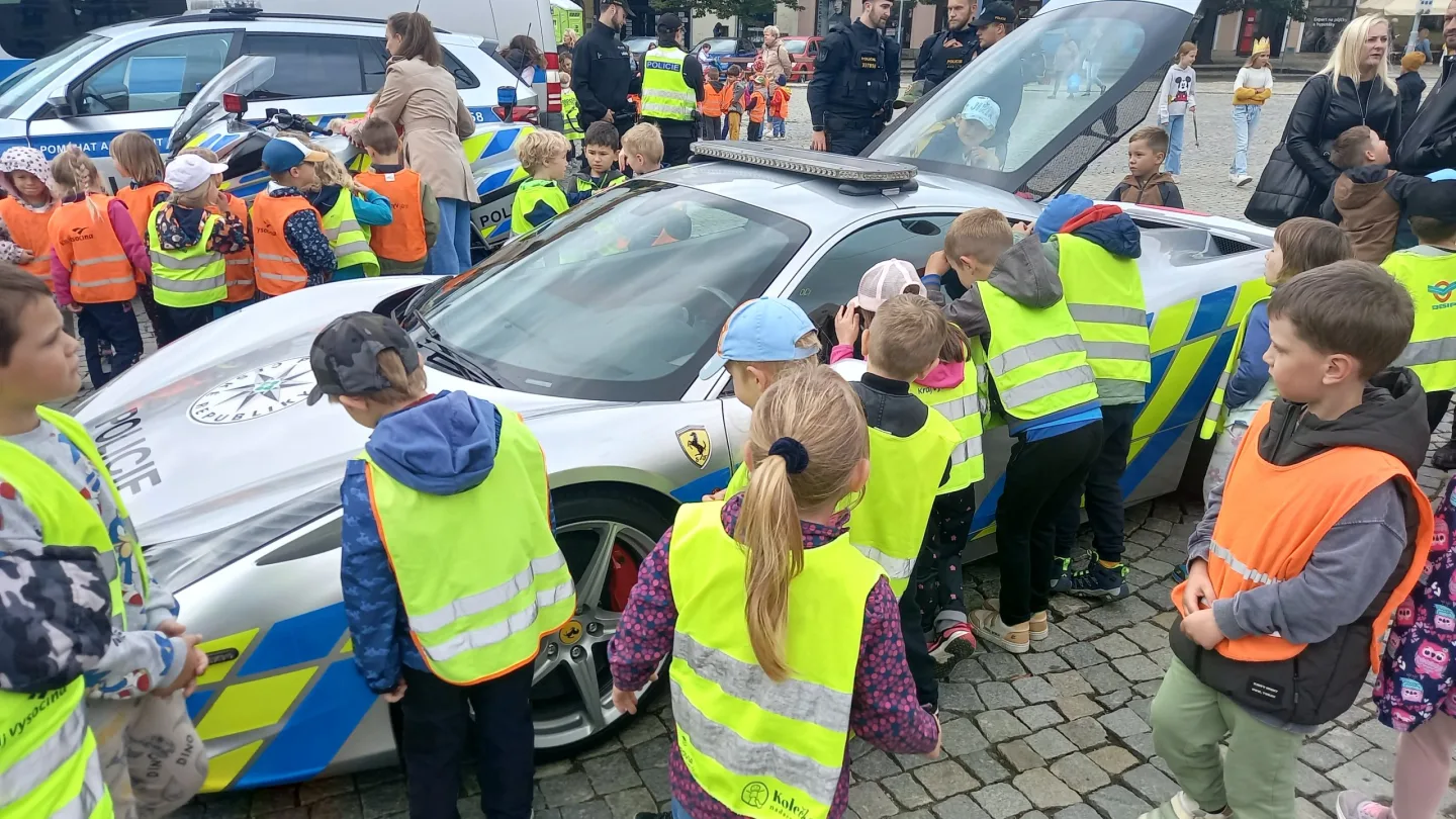 Bezpečný život na Vysočině: Policie přiveze na jihlavské náměstí ferrari