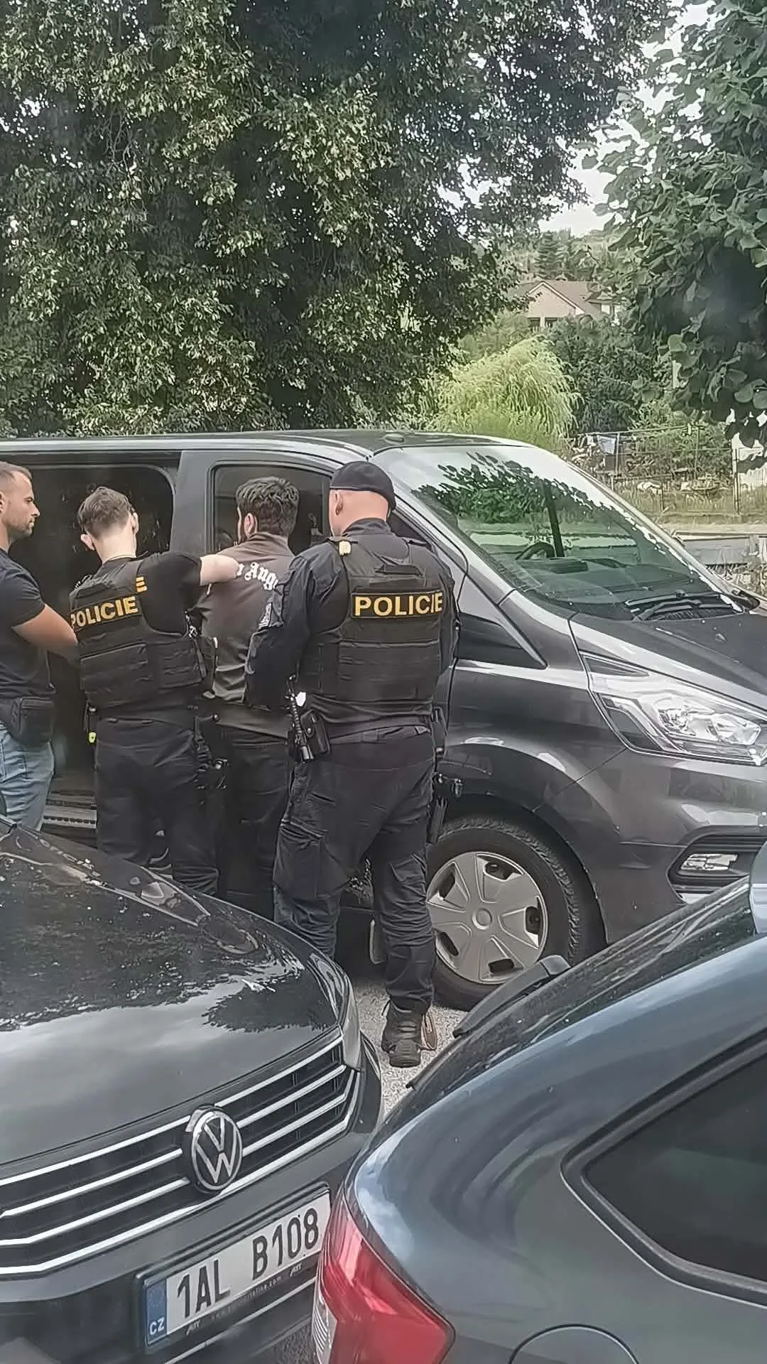 Bylo to jako Kobra 11 v Lukách, popsal hostinský, který sledoval policejní zásah