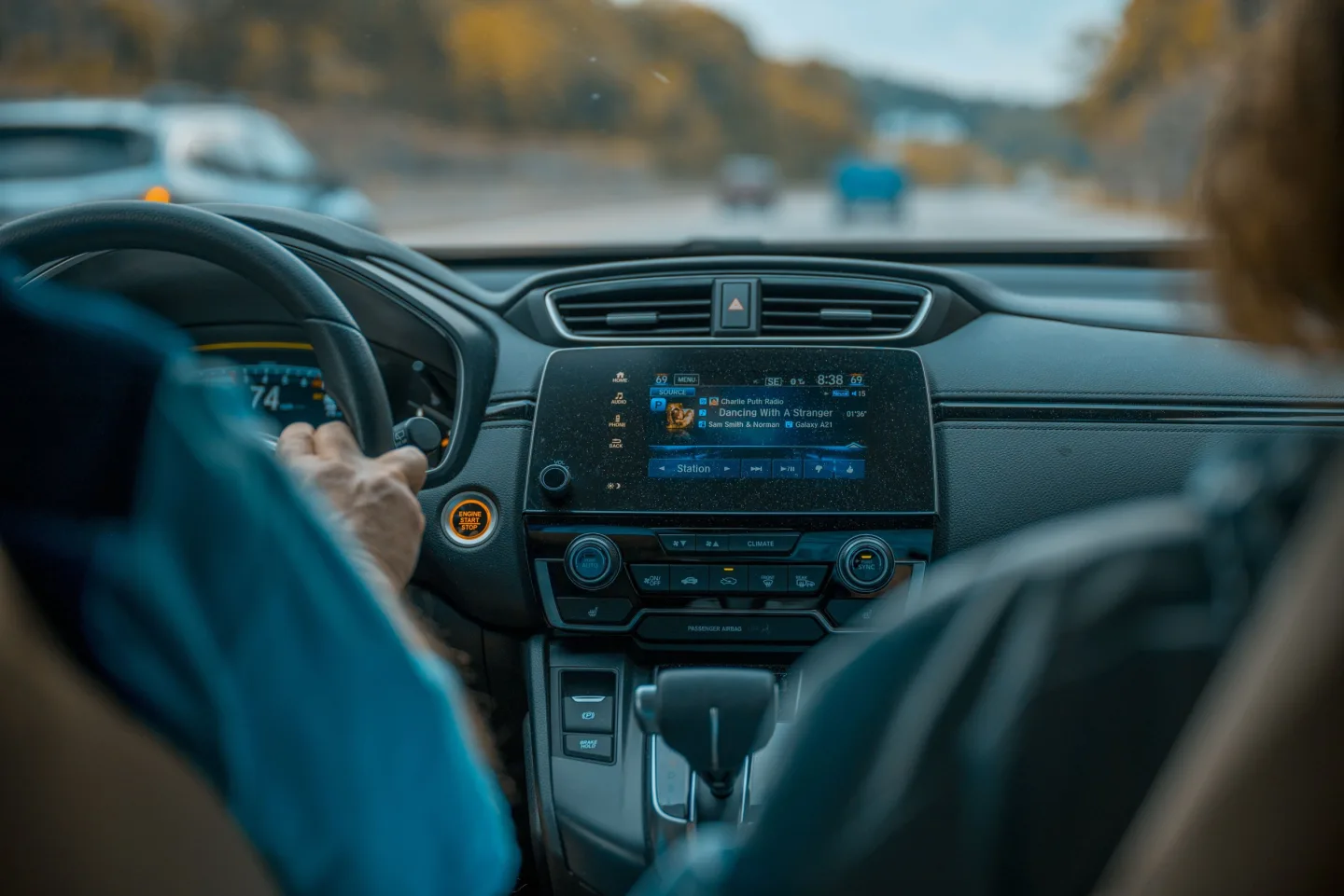 Řidič řešil clonu u spolujezdce a naboural dvě auta. Škoda je přes 400 tisíc