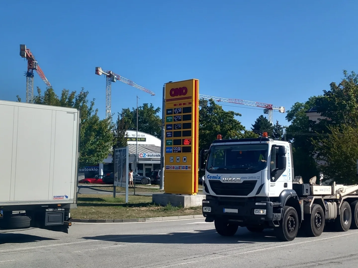 Cena paliv letí nahoru, litr nafty už se u Jihlavy dostal nad padesát korun