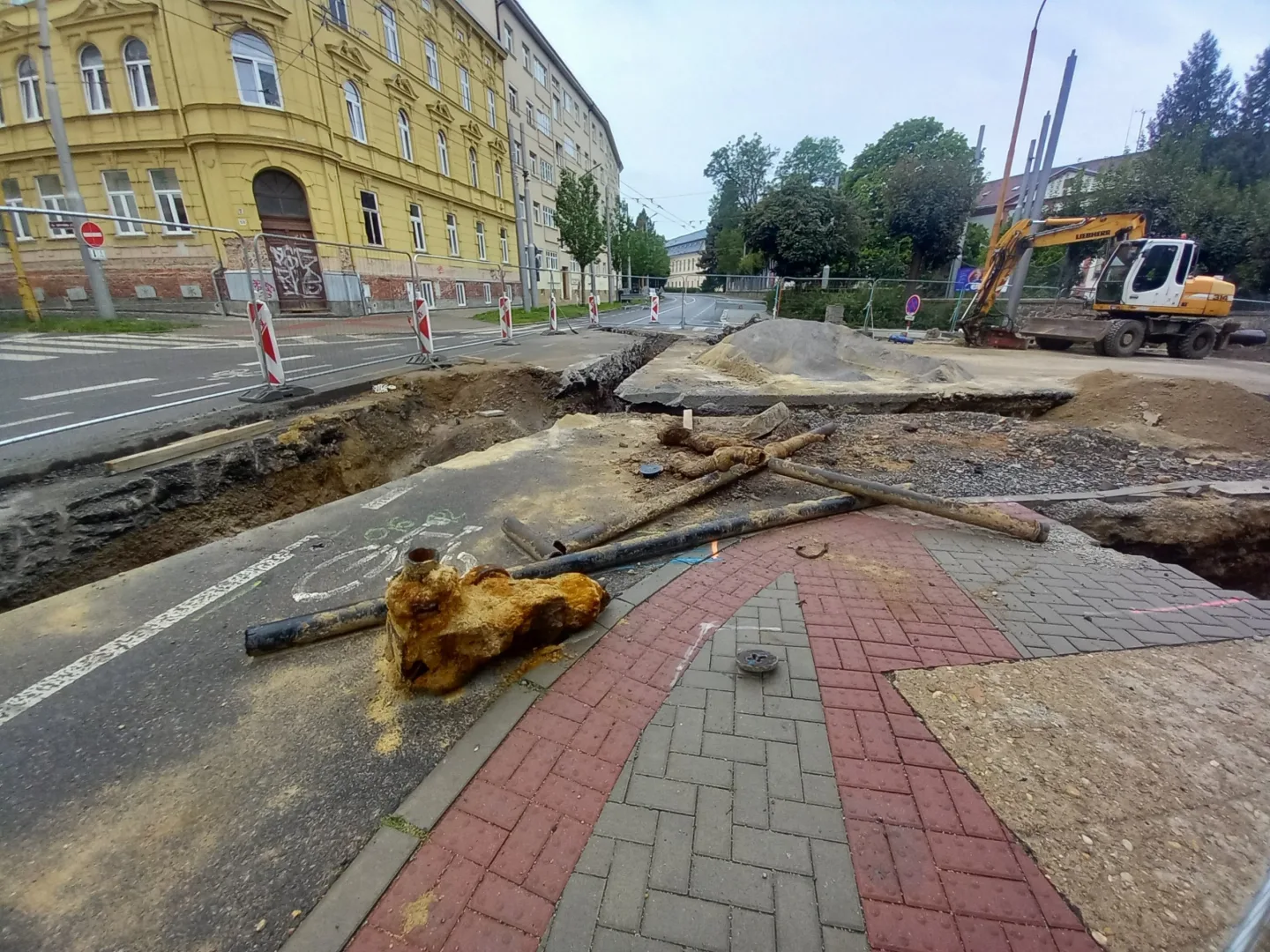 FOTO, VIDEO: Uzavírka Tolstého a třídy Legionářů v Jihlavě už platí i pro MHD