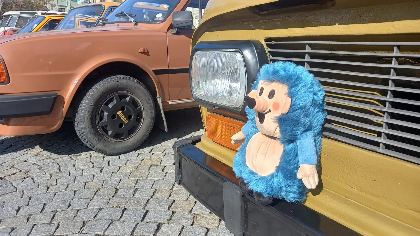 Jihlavské náměstí zaplnila historická vozidla. Před polednem odjela do Dušejova