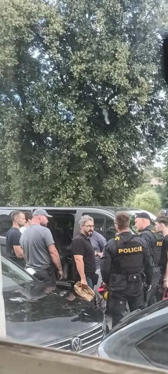 Bylo to jako Kobra 11 v Lukách, popsal hostinský, který sledoval policejní zásah