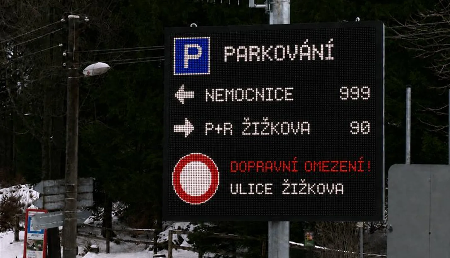 Inteligentní navigace bude řidičům v Jihlavě radit, kde je volné parkovací místo