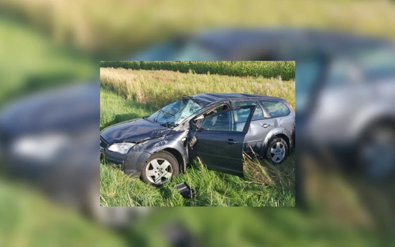 U Kostelce boural osmnáctiletý řidič Fordu. Auto se převrátilo na střechu