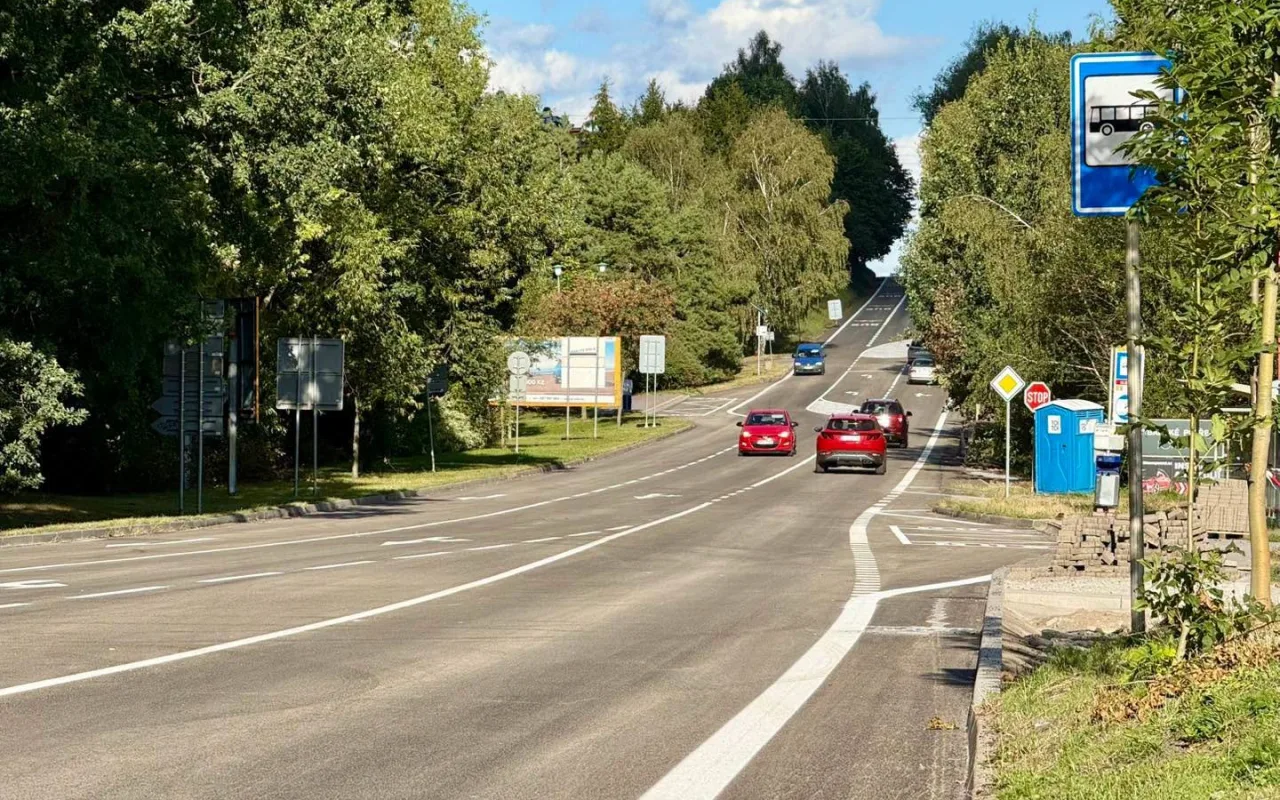 Brněnská ulice je opět otevřená, přibyl v ní jízdní pruh pro autobusy