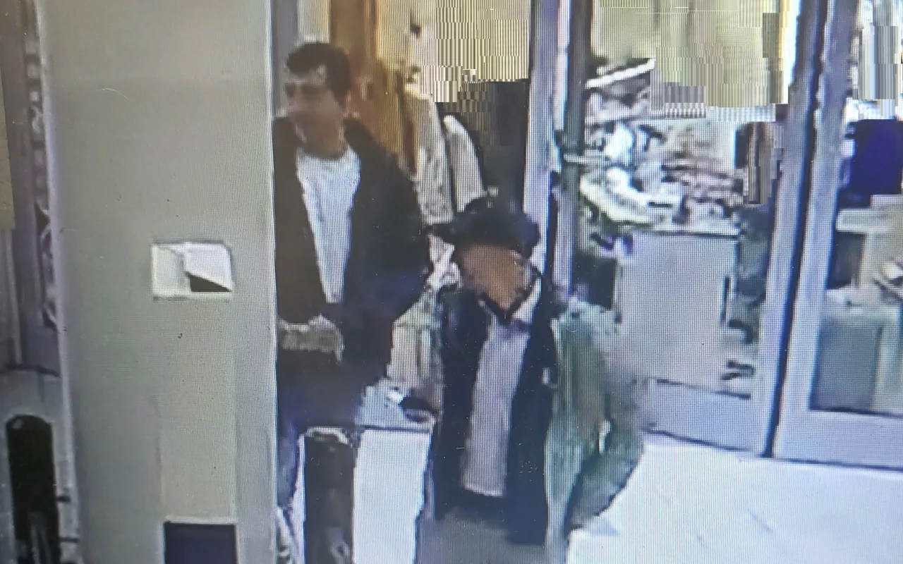 FOTO: V jihlavském Tescu někdo ukradl box s penězi. Poznáte dvojici na fotce?