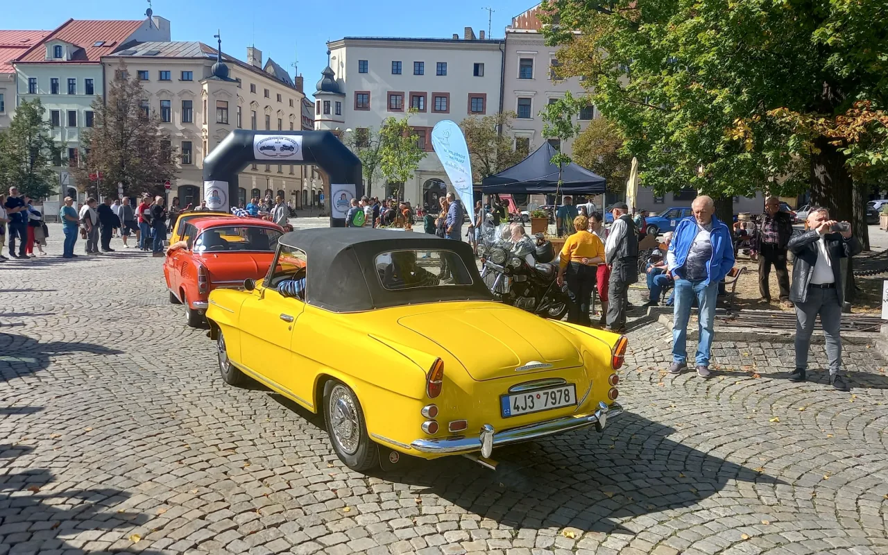 Jihlavské náměstí zaplnila historická vozidla. Před polednem odjela do Dušejova