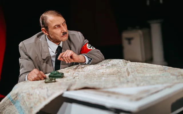 Doma u Hitlerů aneb Historky z Hitlerovic kuchyně - HaDivadlo