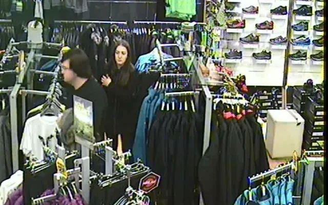 V půlce listopadu se kradlo v City parku. Pomůžete policii s identifikací?