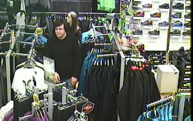 V půlce listopadu se kradlo v City parku. Pomůžete policii s identifikací?