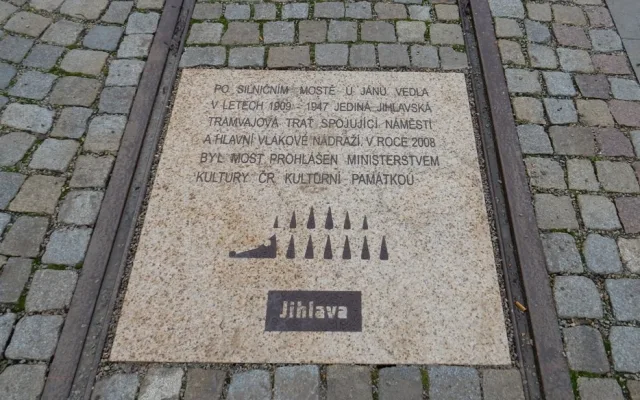 Žulová deska na mostě U Jánů