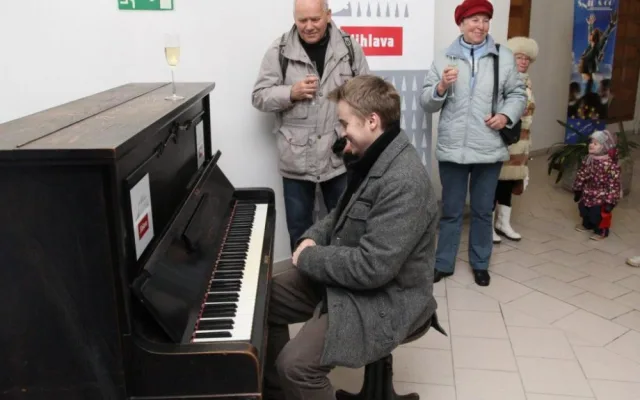 Jihlava má své již druhé veřejné piáno.