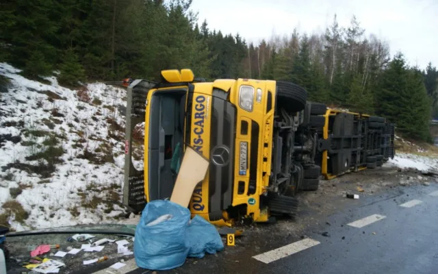 Havarovaný kamion, který převážel luxusní vozy