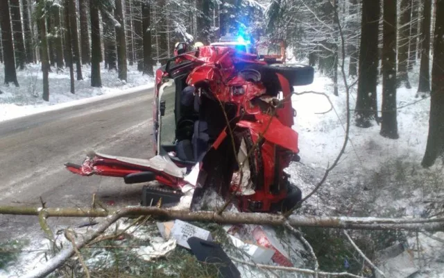 U Cikháje boural řidič. Hasiči ho z auta museli vyprostit hydraulickým nářadím