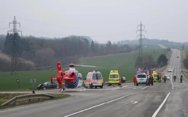 U benzinky v Dukovanech havarovala dvě auta. Výsledkem jsou čtyři zranění lidé