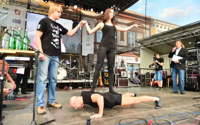 Kliky s partnerkou na zádech