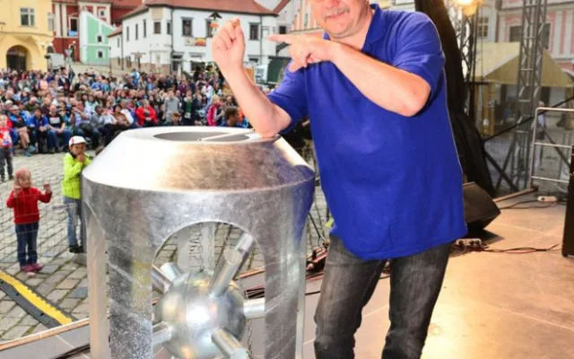 Obří ježek v kleci