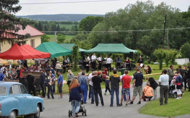 Při Kácení máje ve Vyklanticích vybrali hasiči přes 12 tisíc korun pro Nemocnici Pelhřimov