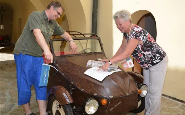 Na hradě Kámen si návštěvníci mohou vyzkoušet, jaké to je sedět ve Velorexu 16/350