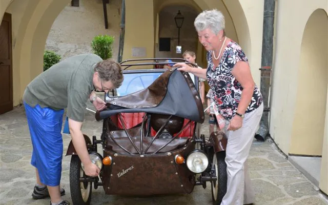 Na hradě Kámen si návštěvníci mohou vyzkoušet, jaké to je sedět ve Velorexu 16/350